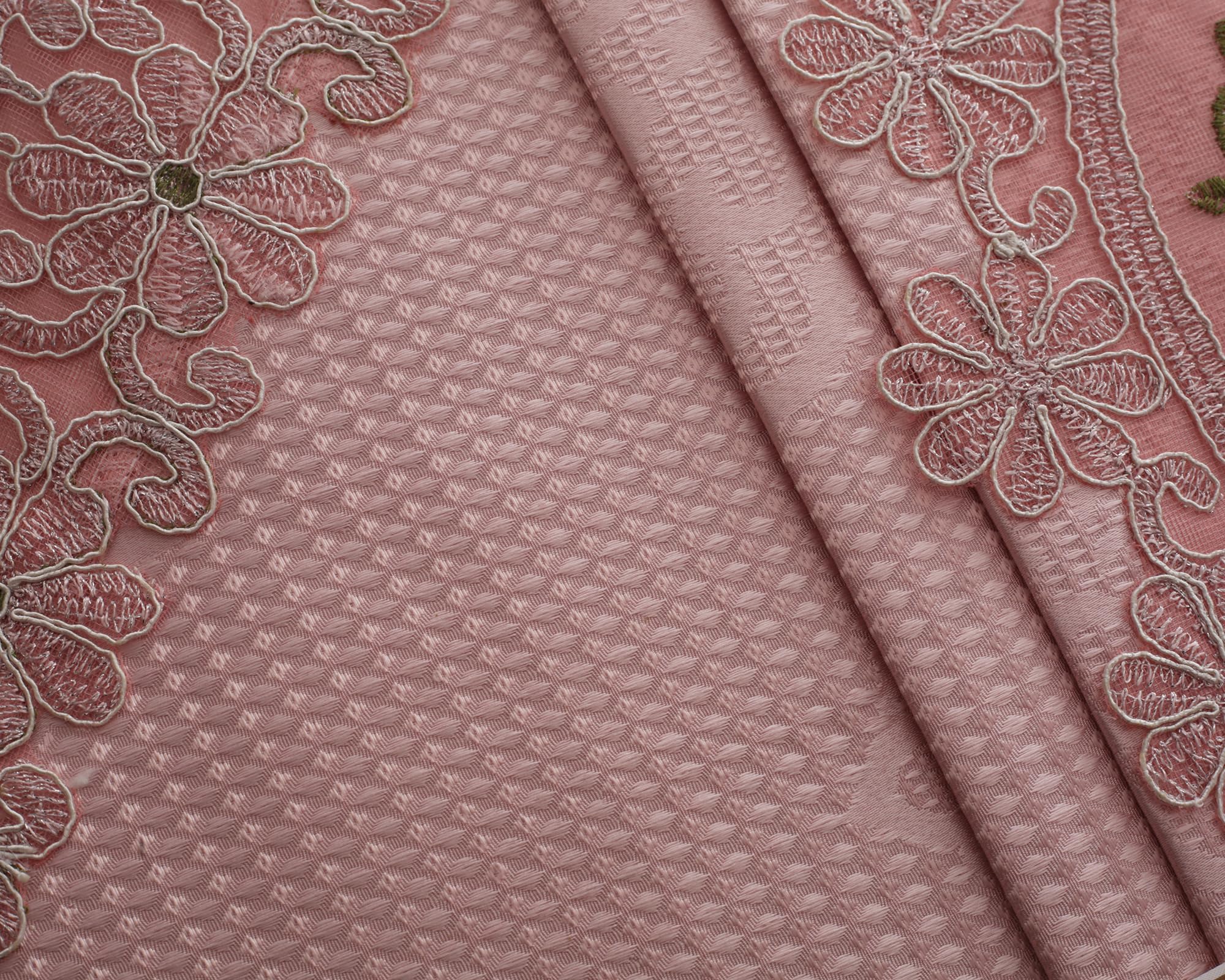 طقم كوفرتة من Egyptian Textile عبارة عن 3 قطع يوفر الدفء والراحة والأناقة لغرفة النوم – Safqqa Egypt