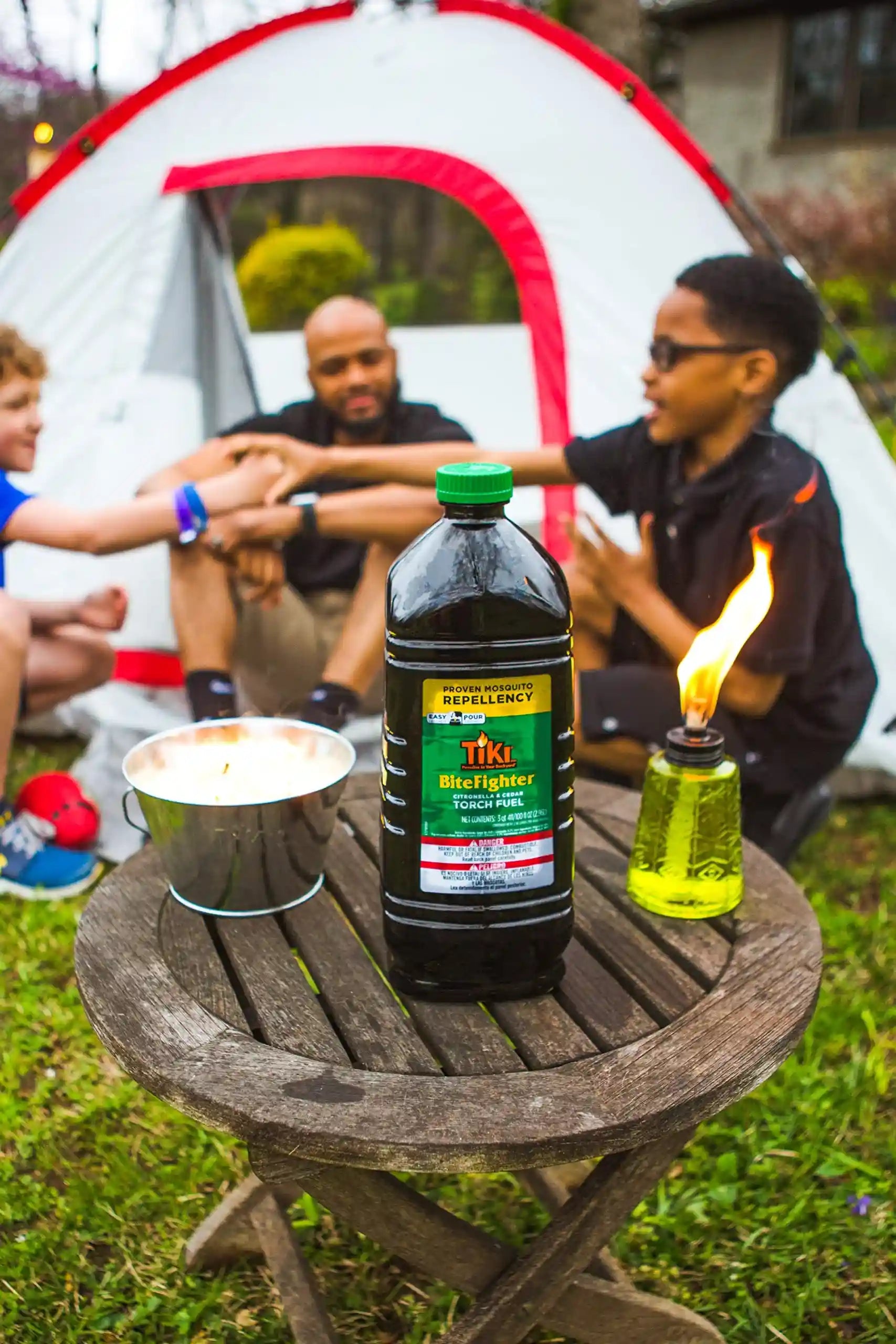 شمعة تيكي بالسترونيلا 28 أونصة – دلو معدني بثلاث فوانيس وغطاء – شمعة خارجية طويلة الأمد للحديقة والفناء والتخييم