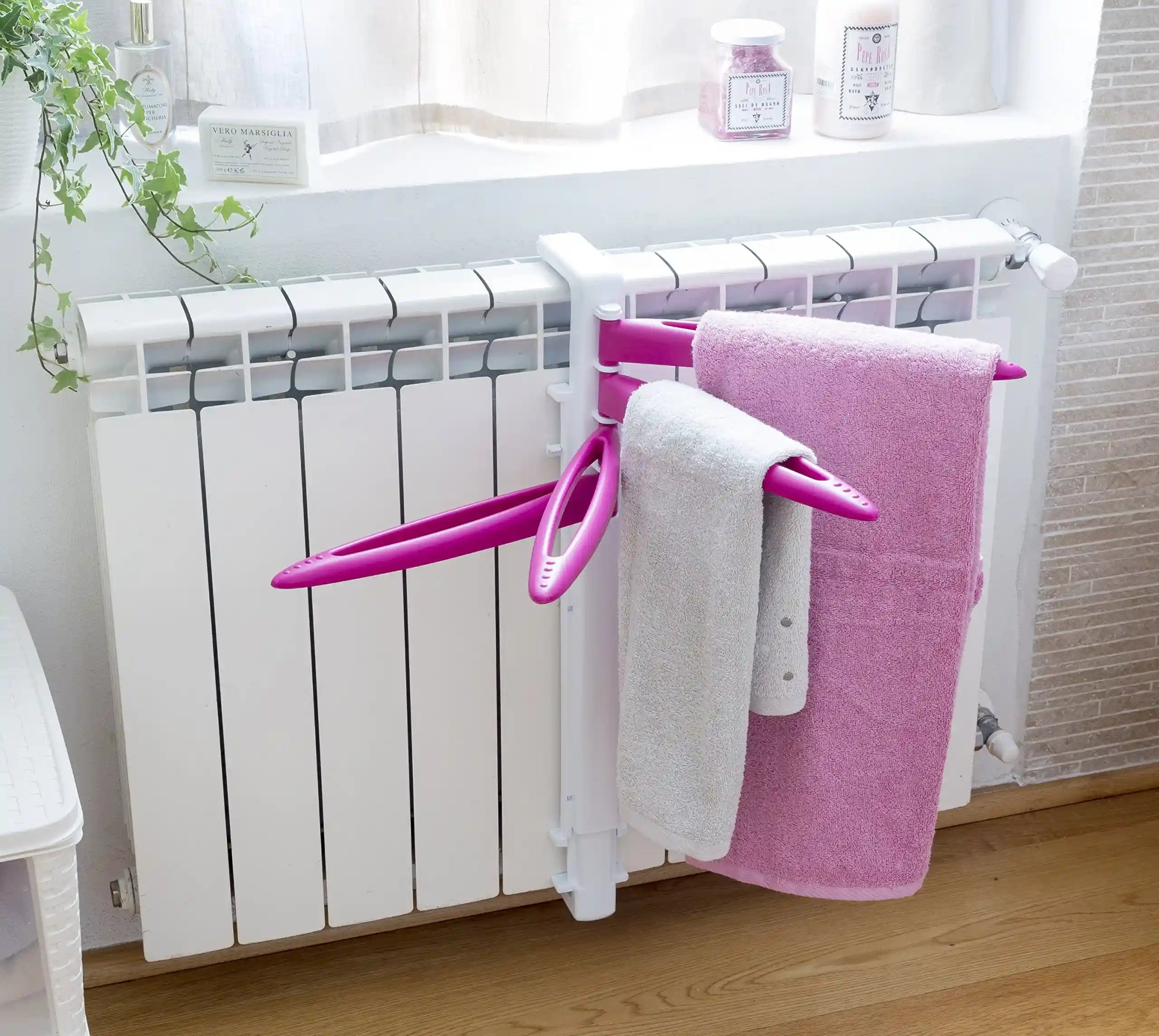 رف المناشف يُعلق مباشرة على المدفأة لتجفيف المناشف أو الملابس باستخدام حرارة 