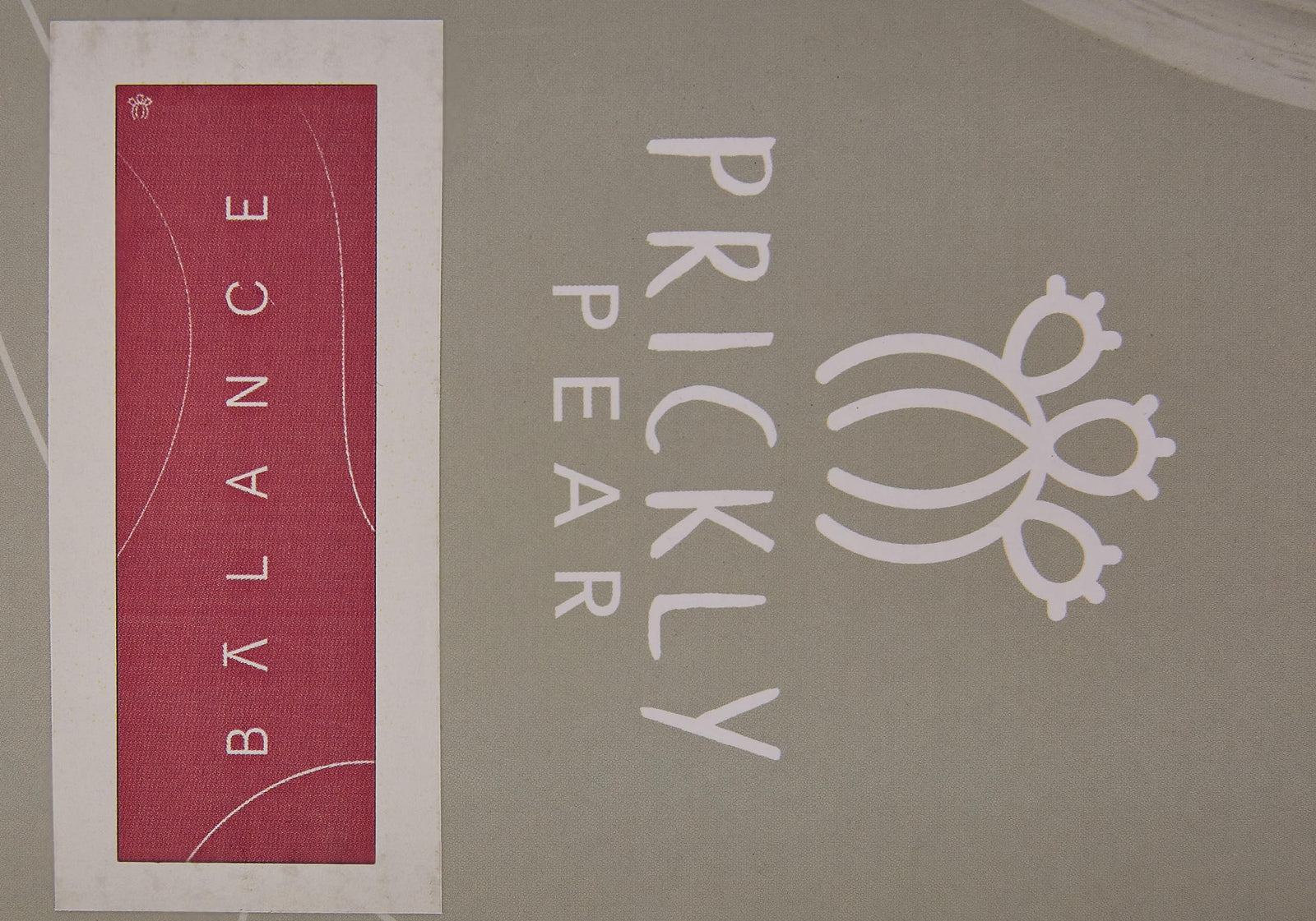 حصيرة اليوغا من بريكلي بير بتصميم فايند بالانس، بسطح من الشمواه غير قابل للانزلاق وسماكة 1 ملم. تتميز هذه الحصيرة الخفيفة جدًا والمخصصة للسفر بثبات ممتاز حتى أثناء الحركات الصعبة،