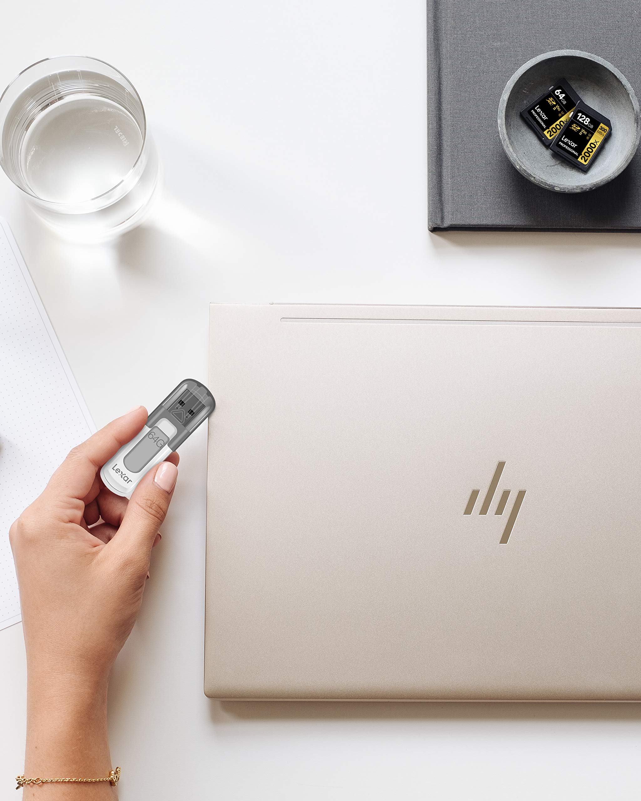 فلاش ميموري ليكسر بسعة 128 جيجابايت وواجهة USB 3.0 خياراً مثالياً لتخزين ونقل ومشاركة الملفات بسرعة وكفاءة. بفضل تقنية USB 3.0، يوفر نقل بيانات عالي السرعة أسرع بـ 10 مرات من USB 2.0، مما يجعله مثالياً للصور،