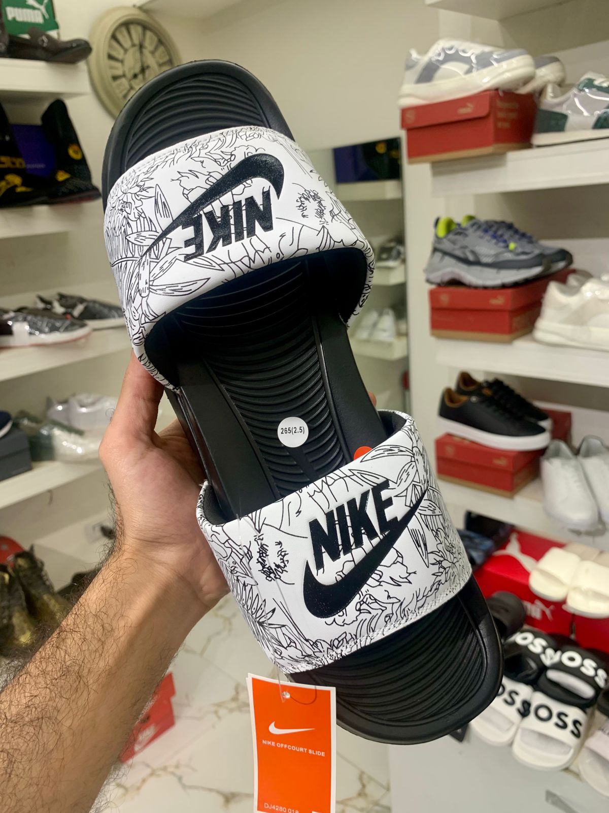 شبشب رجالي عام مصمم لتوفير الراحة وسهولة الاستخدام اليومي. مصنوع من خامات خفيفة ومتينة تمنح القدم إحساساً مريحاً عند الارتداء.