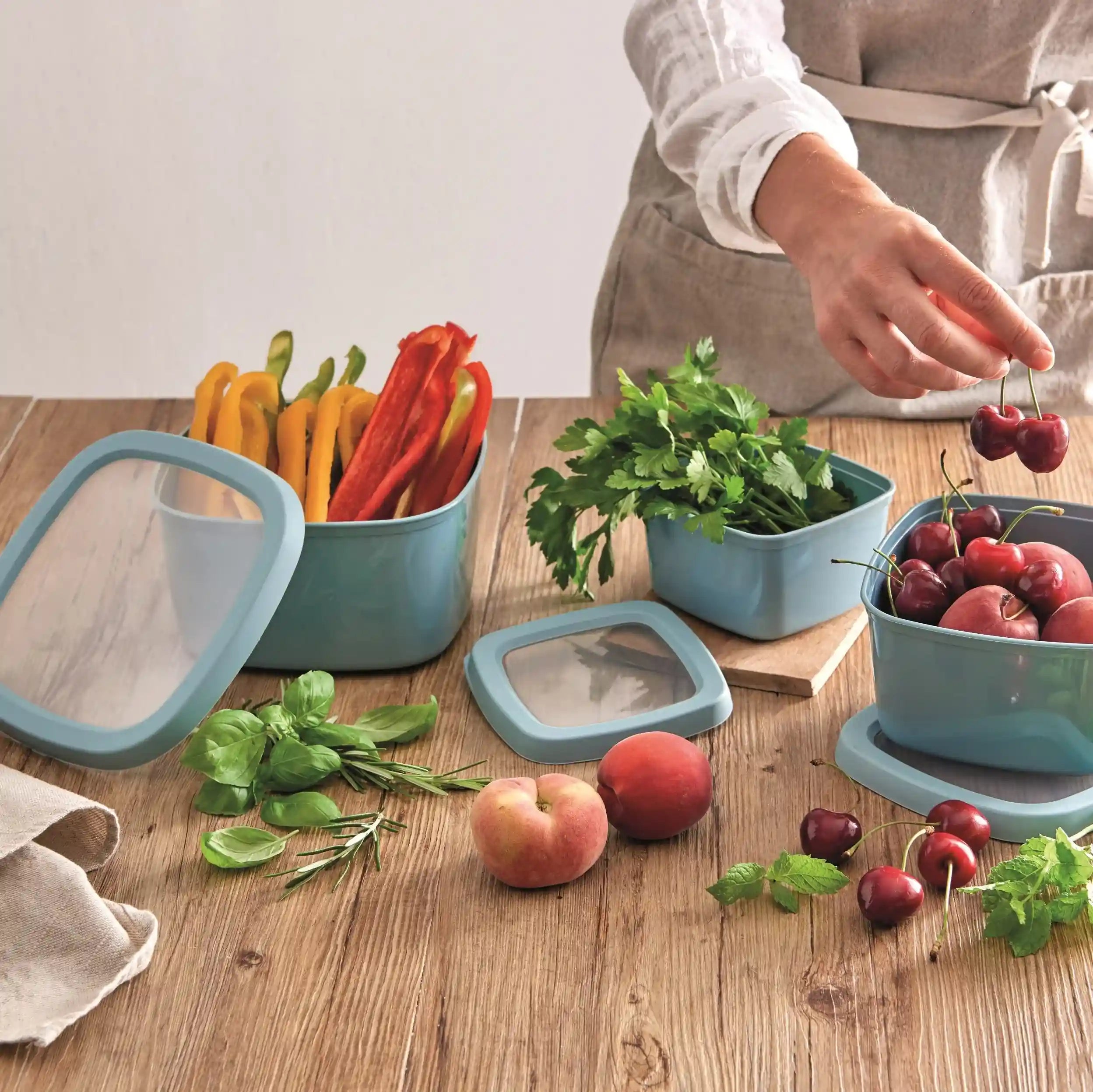 مجموعة علب الطعام من سنيبس تتكون من 3 صناديق عملية مصممة لحفظ وتنظيم الطعام بسهولة. مصنوعة في إيطاليا من بلاستيك عالي الجودة وخالٍ من مادة بي بي أي