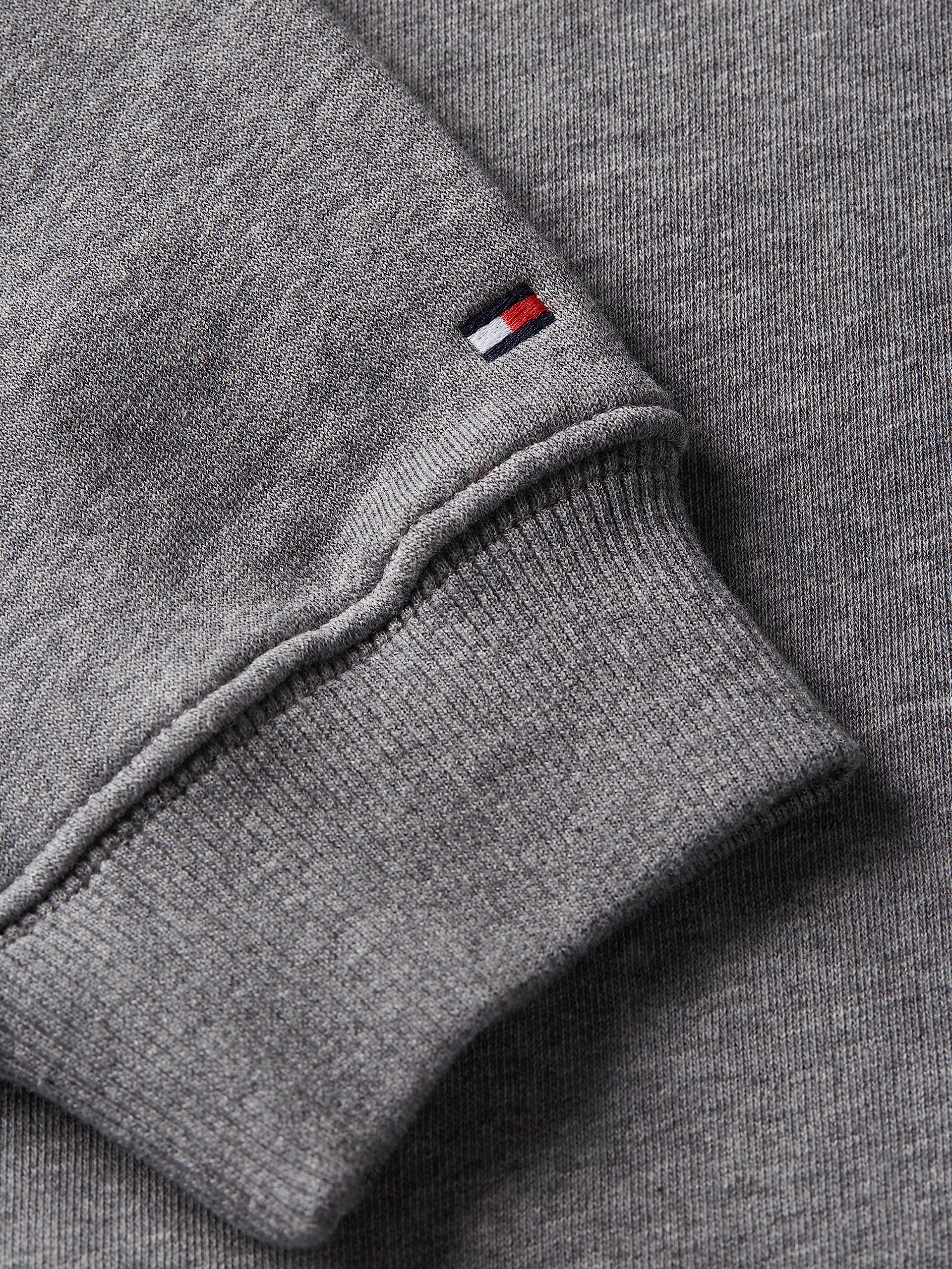 سويتر نسائي من تومي هيلفيغر بتصميم عصري وياقة مستديرة