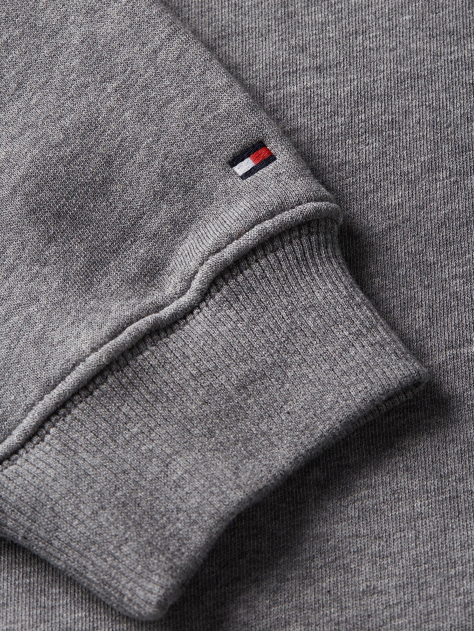 سويتر نسائي من تومي هيلفيغر بتصميم عصري وياقة مستديرة