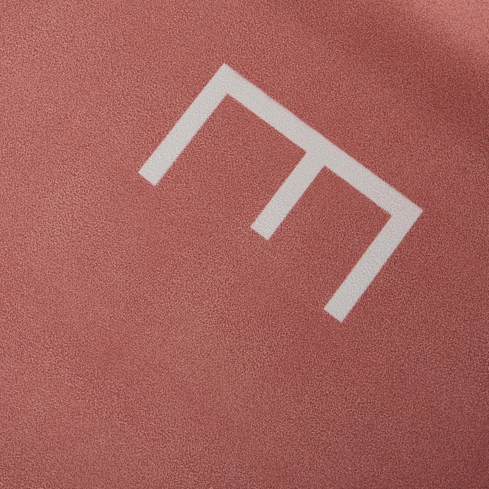 حصيرة اليوغا من بريكلي بير بتصميم فايند بالانس، بسطح من الشمواه غير قابل للانزلاق وسماكة 1 ملم. تتميز هذه الحصيرة الخفيفة جدًا والمخصصة للسفر بثبات ممتاز حتى أثناء الحركات الصعبة،