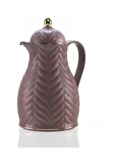  ترمس أنيق بتصميم عصري ولون بني غامق. يتميز هذا الترمس بمظهر أنيق وهيكل متين يحافظ على حرارة أو برودة المشروبات لفترات طويلة. يأتي بحجم عملي (15×10×20 سم) مما يجعله مناسبًا للاستخدام في المنزل أو المكتب أو أثناء السفر.