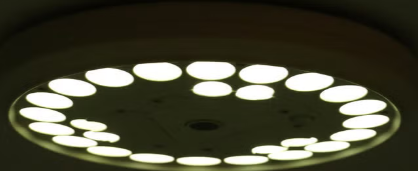 عمود علم متعدد الألوان يعمل بالطاقة الشمسية مع 26 مصباح LED - 23.5 × 5.3 × 0.45 سم