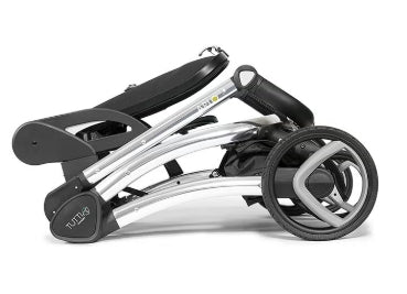 عربة الأطفال توتّي بامبيني آرلو  قاعدة قوية وأنيقة ومتعددة الاستخدامات لنظام تنقّل طفلك. يتميز الإطار بخفة وزنه ومتانته في الوقت نفسه، مما يوفر سهولة في الحركة والتحكم. كما يحتوي على مقبض قابل للتعديل حسب ارتفاع الوالدين