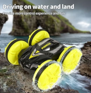 سيارة مومبو جامبو البرمائية ذات الوجهين بمقياس 1:16. صُممت لعشّاق الحركة، حيث تتميز بجهاز تحكم عن بُعد بتردد 2.4 جيجاهرتز يوفّر تحكمًا سلسًا واستجابة سريعة. بفضل تصميمها المزدوج الوجهين يمكنها الدوران والقلب والسير على الجهتين بسهولة