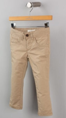 بنطال Concrete للأولاد يجمع بين الراحة والمتانة والأناقة اليومية، مما يجعله مثاليًا للاستخدام في المدرسة أو اللعب أو المنزل. مصنوع من قماش ناعم وقابل للتنفس يوفر راحة قصوى طوال اليوم