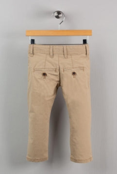 بنطال Concrete للأولاد يجمع بين الراحة والمتانة والأناقة اليومية، مما يجعله مثاليًا للاستخدام في المدرسة أو اللعب أو المنزل. مصنوع من قماش ناعم وقابل للتنفس يوفر راحة قصوى طوال اليوم