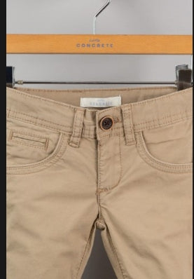 بنطال Concrete للأولاد يجمع بين الراحة والمتانة والأناقة اليومية، مما يجعله مثاليًا للاستخدام في المدرسة أو اللعب أو المنزل. مصنوع من قماش ناعم وقابل للتنفس يوفر راحة قصوى طوال اليوم