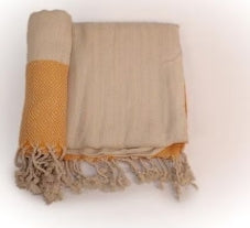 منشفة بوناميسون القطنية التركية بيشتمال تجمع بين الأناقة والنعومة والعملية. مصنوعة من 100٪ قطن تركي عالي الجودة، وتتميز بأنها خفيفة الوزن، سريعة الجفاف، وتمتص الماء بكفاءة عالية. تصميمها متعدد الألوان