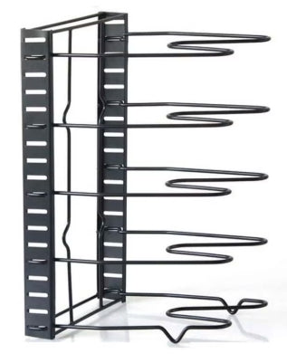 رف تنظيم الأواني ٥ طوابق من جنريك مصمم لتنظيم أدوات المطبخ بطريقة عملية ومرتبة. يمكن استخدامه لحمل القدور والمقالي والأغطية وأدوات الخَبز، كما يساعد على استغلال المساحات في الخزائن