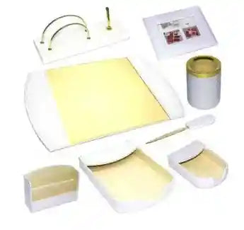 طقم المكتب FIS المكون من ٨ قطع باللونين الأبيض والذهبي يجمع بين الأناقة والعملية لمساحة عمل مرتبة وعصرية. مصنوع من مواد عالية الجودة، ويحتوي على مستلزمات مكتبية أساسية لتنظيم الأدوات والأوراق بكفاءة