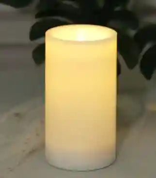 مصباح عصري بلا لهب بتصميم أنيق يضيف لمسة راقية لأي مكان في المنزل. يتميز بأنه مقاوم للماء مما يجعله مناسبًا للاستخدام داخل المنزل أو في الشرفة. يمنح إضاءة هادئة ومريحة من دون أي خطر