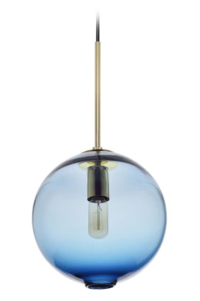 أضف لمسة من الفخامة والأناقة إلى منزلك مع الإضاءة المعلّقة المصنوعة يدوياً من Ebb & Flow. تأتي هذه القطعة المصنوعة من زجاج فني عالي الجودة بلون أزرق مميز وبحرفية دقيقة تمنحها طابعاً فريداً