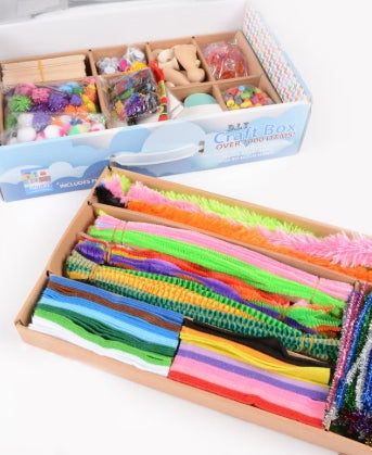 مجموعة من mumbo Jumbo للفنون والحرف اليدوية هي مجموعة إبداعية متكاملة مصممة لإطلاق خيال الأطفال وتنمية مهاراتهم الفنية. تحتوي على مجموعة واسعة من المواد الملونة والممتعة داخل صندوق