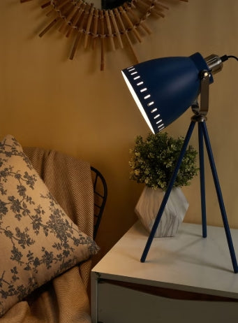 أضف لمسة من الأناقة العصرية لأي غرفة مع مصباح الطاولة Leitmotiv باللون الأزرق الداكن. تصميمه العصري ينسجم مع ديكورات المنزل المعاصرة، بينما يوفر إضاءة ناعمة مثالية لغرف النوم، المعيشة، أو مكاتب العمل