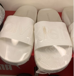 شبشب رجالي عام مصمم لتوفير الراحة والبساطة في الاستخدام اليومي. مصنوع من خامات خفيفة ومتينة تمنح القدم إحساساً مريحاً عند الارتداء