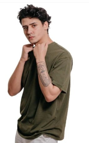 تيشيرت من ريد دوت للرجال يتميز بالراحة والتصميم الكاجوال المناسب للاستخدام اليومي.