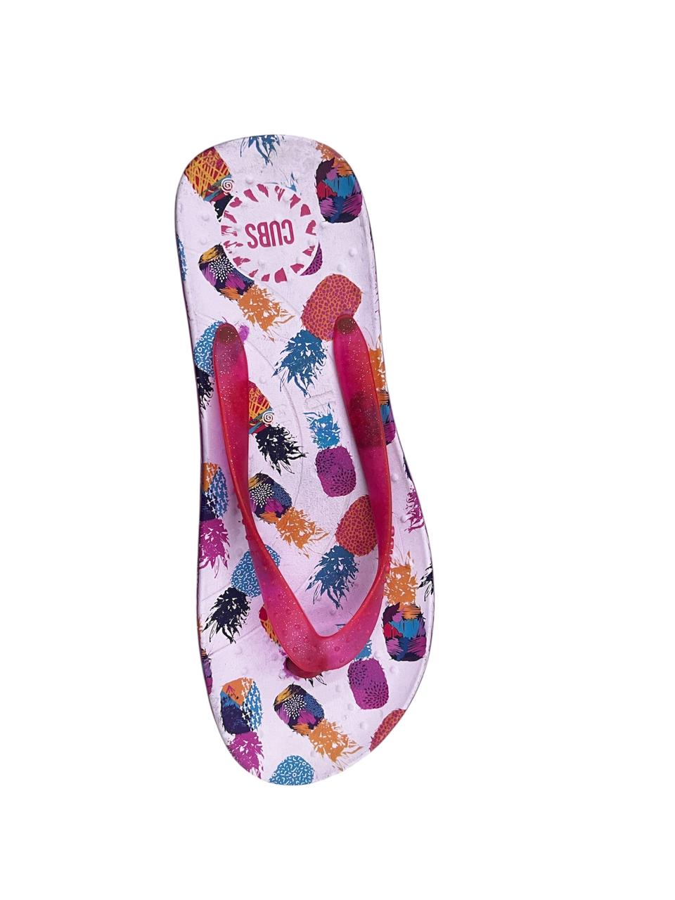  شبشب كوبس للنساء. مصنوع من خامة ناعمة وخفيفة توفر دفئًا وراحة للقدمين، مع نعل مانع للانزلاق لضمان ثبات أثناء المشي. 