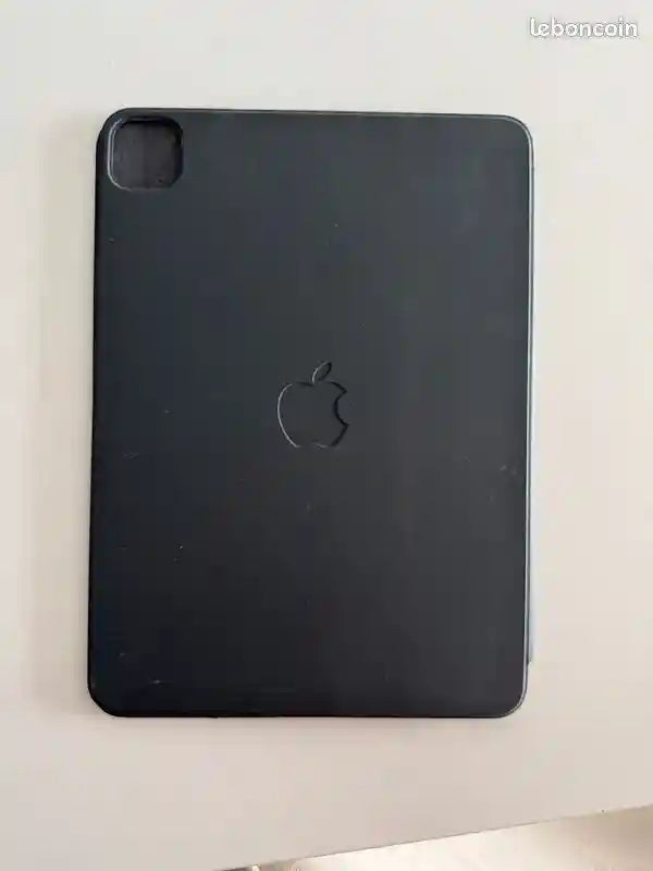 احمِ جهاز Apple iPad Pro 11" مع هذا الغطاء العام  مصنوع من خامات متينة وخفيفة الوزن، يحمي جهازك من الخدوش والغبار والصدمات البسيطة.