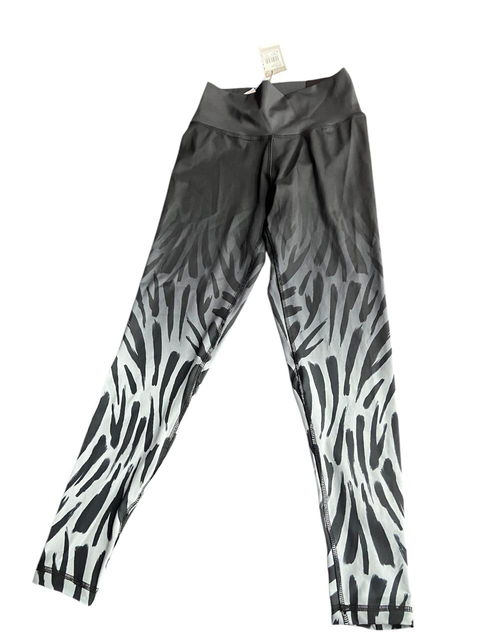 ليجنز أديداس للبنات المصمم ليمنحها حرية الحركة طوال اليوم. مصنوع من قماش ناعم ومرن يتبع حركة الجسم بانسيابية، ويتميز بشعار أديداس الكلاسيكي الذي يضيف لمسة رياضية عصرية