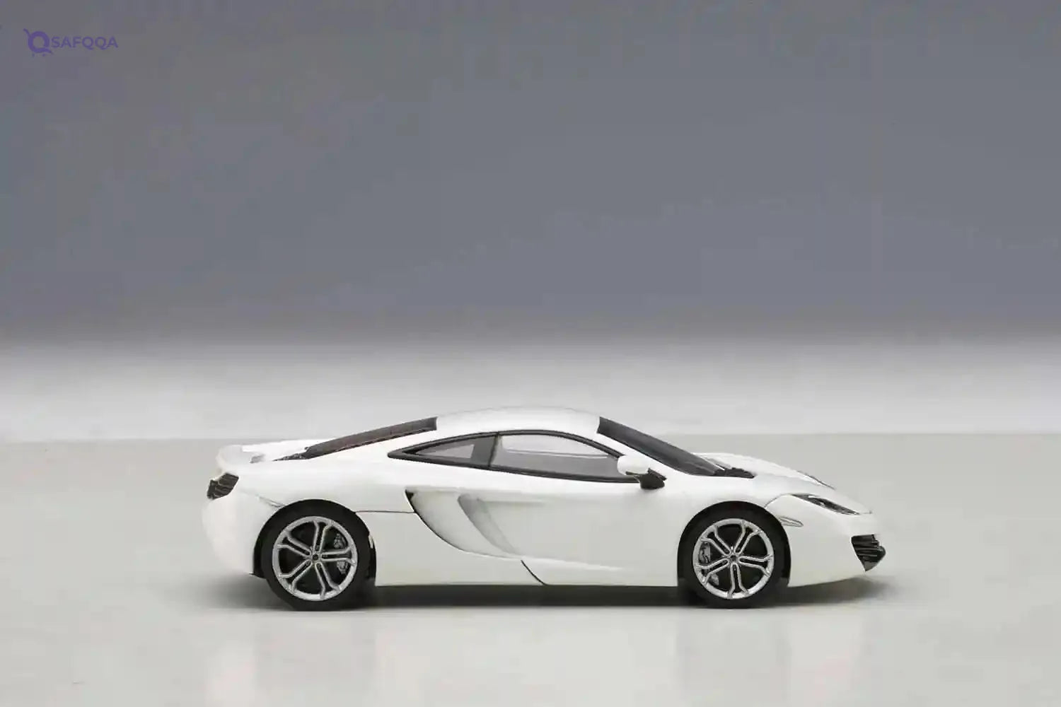Bburago - 56009 - Miniature Vehicle 2011 - Scale 1:43- Damage Box - Safqqa