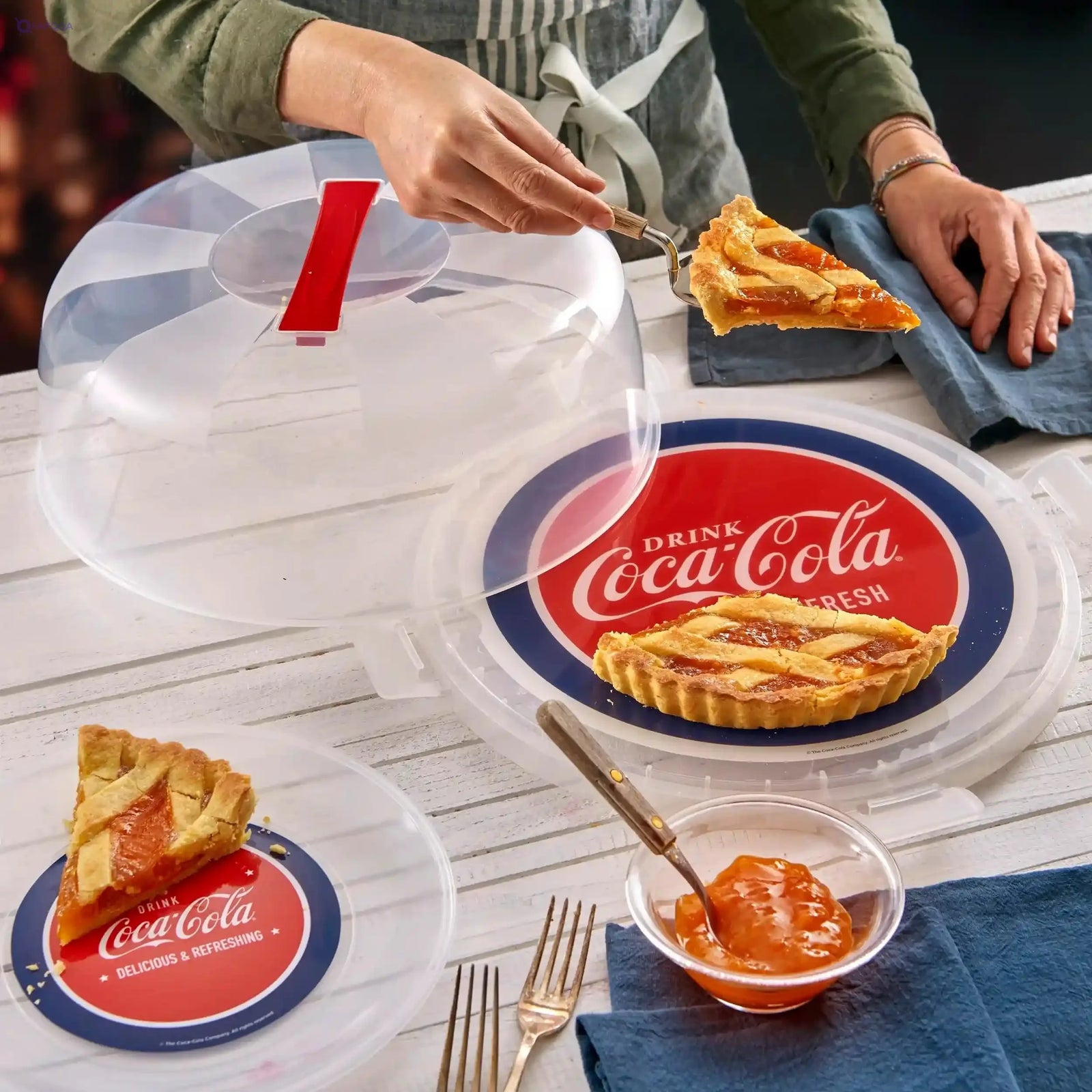 Snips Coca-Cola Cover Cake Holder, Cake Holder with 4 Safety Latches, Cake Bell Diameter 28 cm, Made in Italy, 0% Bpa - Safqqa