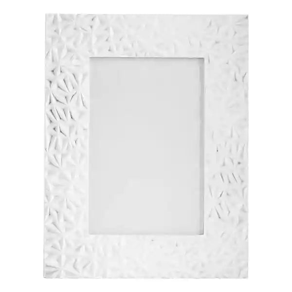 اعرض ذكرياتك الثمينة بأناقة مع إطار الصور  الأبيض بمقاس 5 × 7 بوصة. مصنوع من خامات متينة، يتميز هذا الإطار بتصميم هندسي أبيض أنيق يناسب أي ديكور.
