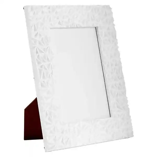 اعرض ذكرياتك الثمينة بأناقة مع إطار الصور  الأبيض بمقاس 5 × 7 بوصة. مصنوع من خامات متينة، يتميز هذا الإطار بتصميم هندسي أبيض أنيق يناسب أي ديكور.