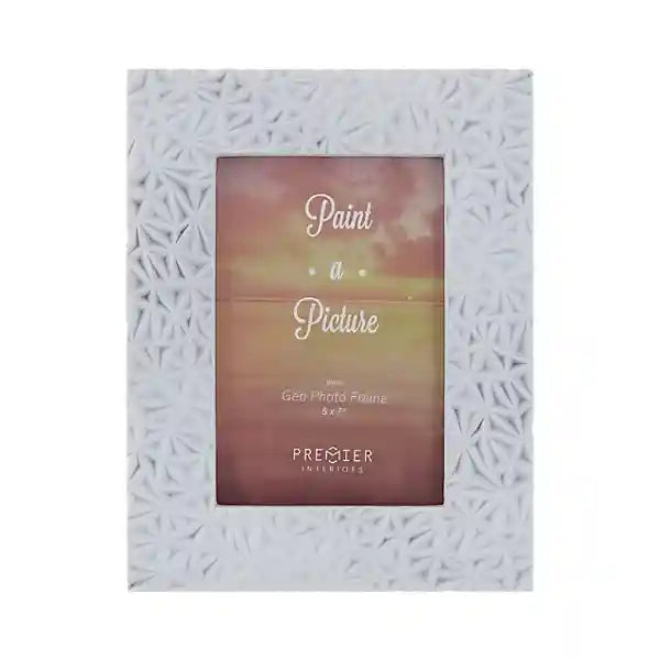 اعرض ذكرياتك الثمينة بأناقة مع إطار الصور  الأبيض بمقاس 5 × 7 بوصة. مصنوع من خامات متينة، يتميز هذا الإطار بتصميم هندسي أبيض أنيق يناسب أي ديكور.