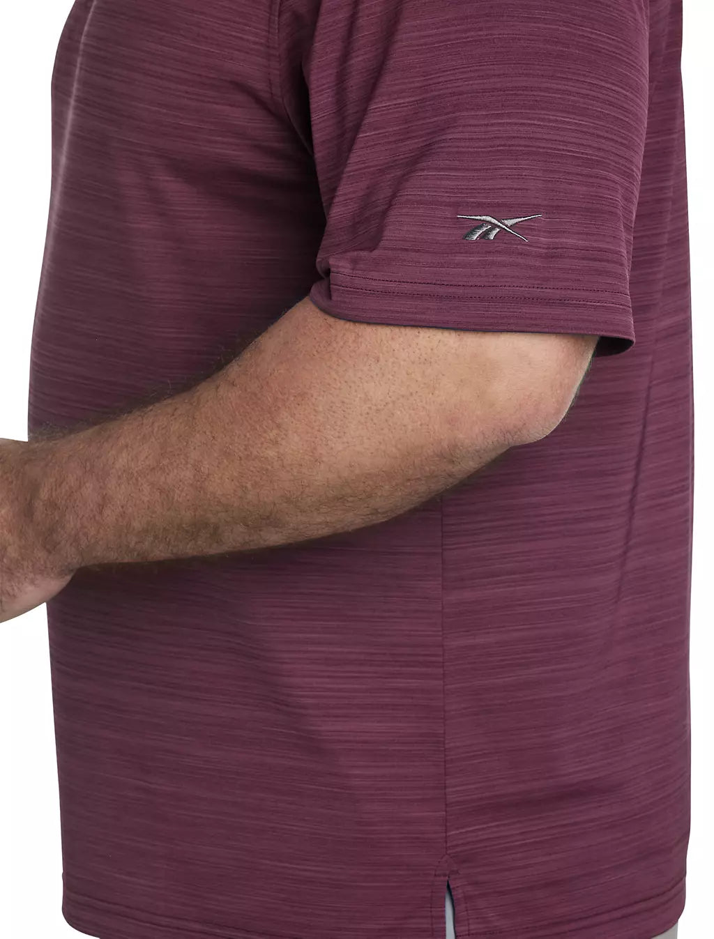 تي‑شيرت من  ريبوك للرجال هي تى شيرت مريحة وعصرية مصممة للاستخدام اليومي 