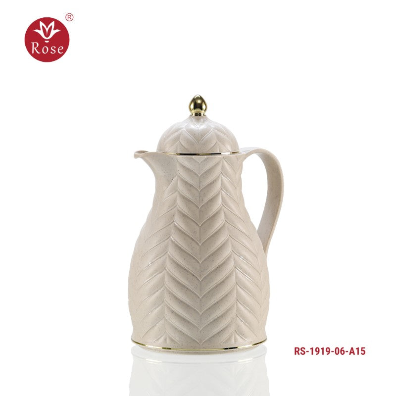 ترمس روز للمطبخ – الموديل: RS-1919-06-A15 (بلون الحجر الرملي) يجمع بين الأناقة والأداء العملي ليكون الخيار المثالي لتقديم المشروبات الساخنة أو الباردة. مصنوع من مواد عالية الجودة مع عزل حراري فعّال للحفاظ على درجة حرارة المشروبات لفترات طويلة