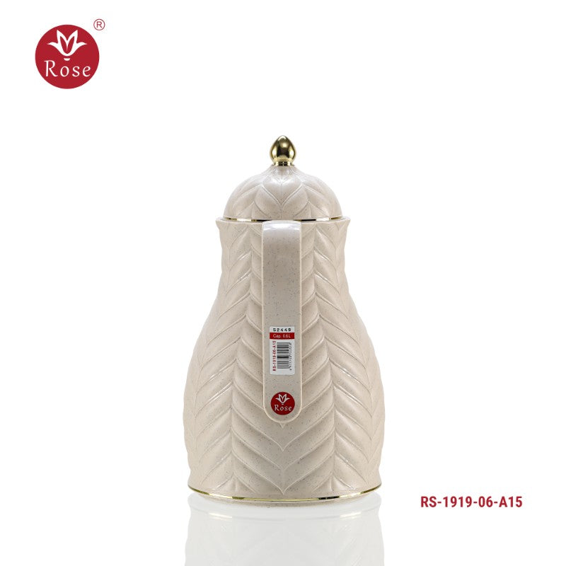 ترمس روز للمطبخ – الموديل: RS-1919-06-A15 (بلون الحجر الرملي) يجمع بين الأناقة والأداء العملي ليكون الخيار المثالي لتقديم المشروبات الساخنة أو الباردة. مصنوع من مواد عالية الجودة مع عزل حراري فعّال للحفاظ على درجة حرارة المشروبات لفترات طويلة