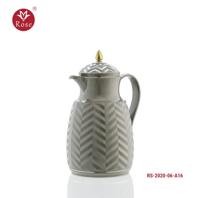 ترموس روز للمطبخ – باللون الرمادي الفاتح مزود بفوهة صب سهلة ومقبض مريح للاستخدام. يضفي لمسة جمالية على المطبخ أو طاولة الضيافة.