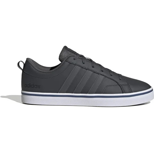 أحذية Adidas للبنين مصممة لتوفير الراحة والمتانة والأداء النشط. مصنوعة من خامات عالية الجودة لضمان ثبات وارتداء طويل الأمد. يتميز النعل بالخفة والمرونة لتسهيل الحركة