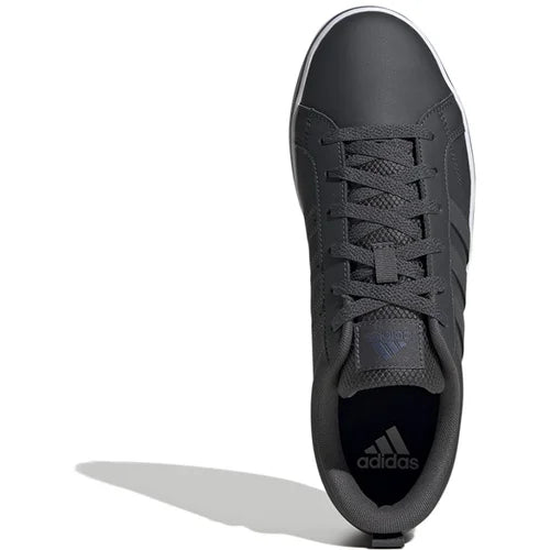 أحذية Adidas للبنين مصممة لتوفير الراحة والمتانة والأداء النشط. مصنوعة من خامات عالية الجودة لضمان ثبات وارتداء طويل الأمد. يتميز النعل بالخفة والمرونة لتسهيل الحركة