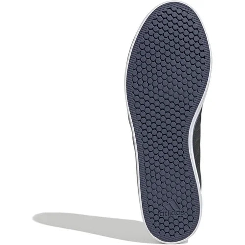 أحذية Adidas للبنين مصممة لتوفير الراحة والمتانة والأداء النشط. مصنوعة من خامات عالية الجودة لضمان ثبات وارتداء طويل الأمد. يتميز النعل بالخفة والمرونة لتسهيل الحركة